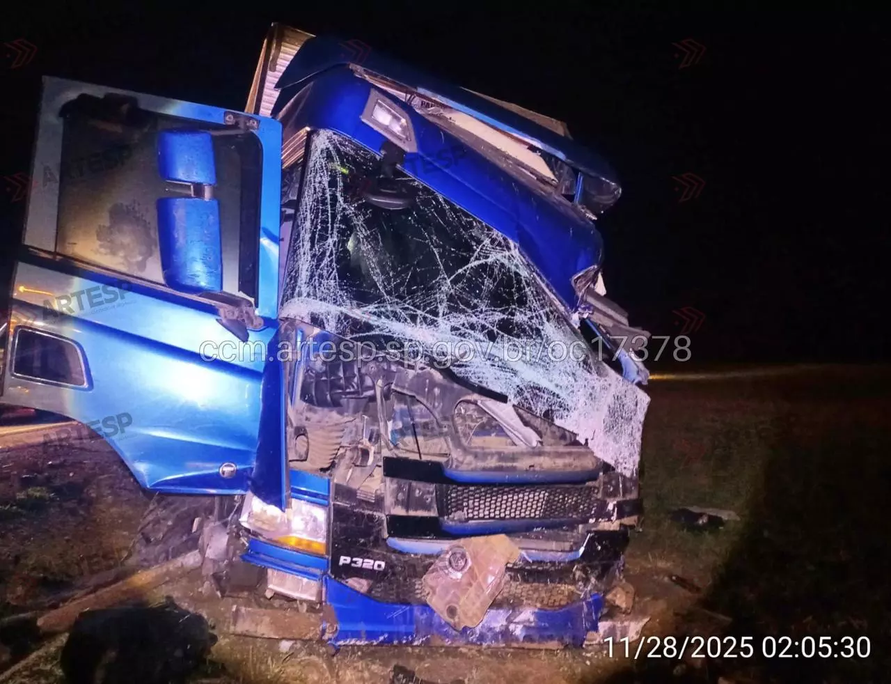 Tombamento de caminhão na Serra de Botucatu deixa dois feridos e causa lentidão na Marechal Rondon